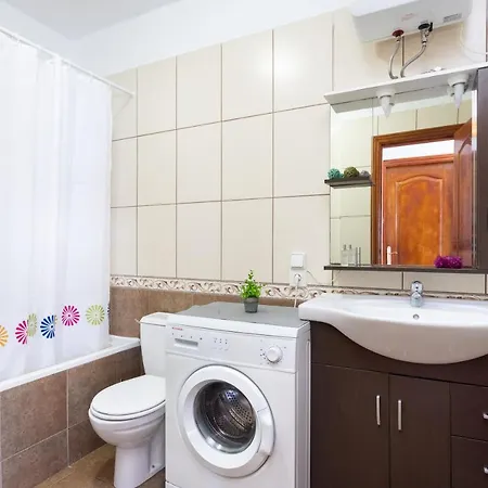 Paradise アパート アデヘ